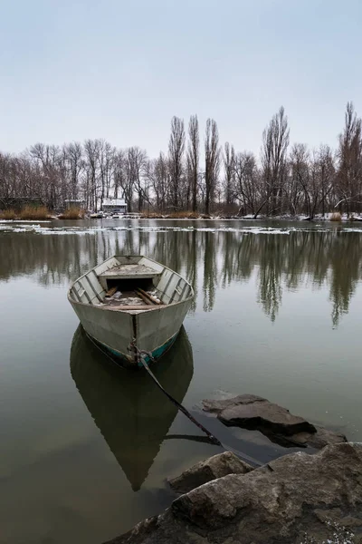 Yalnız tekne bir kış nehir kıyısında kıyıya bağlı