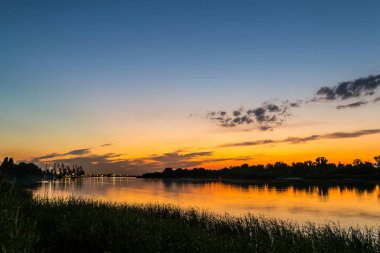 Harika puslu akşam. görkemli günbatımı Nehri. pitoresk dramatik sahne. yaratıcı görüntü