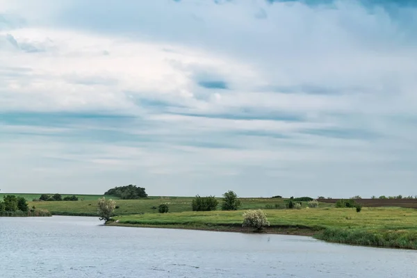 Nehri üzerinde bulutlu gökyüzü bulutlu