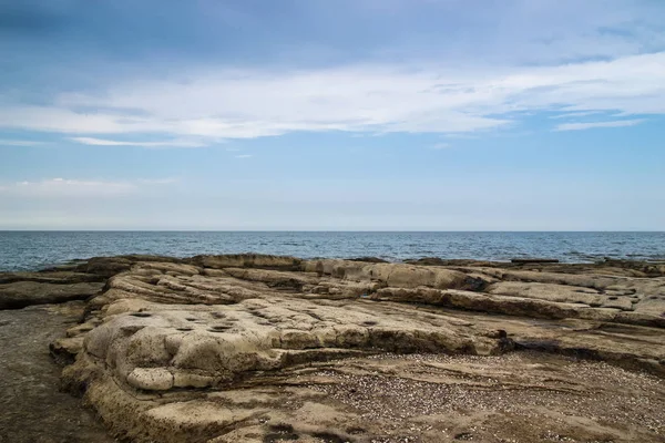 Karadeniz bulutlu gün tarafından kayalık sahil şeridi oldukça bir ısmarlayarak