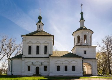 Eski kilisenin beyaz duvarlı