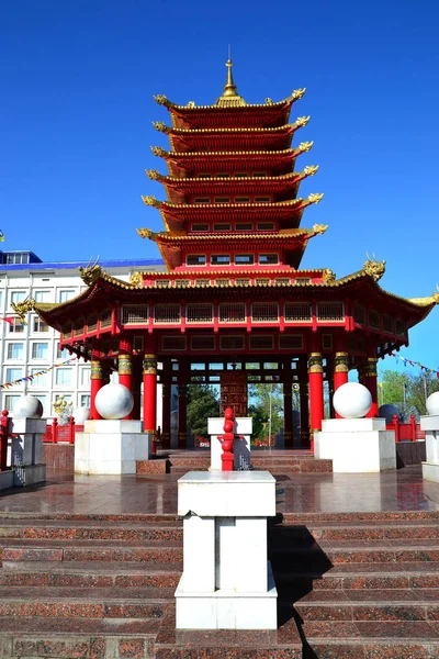 Merkezi girişinde dua davul. Pagoda yedi gün Kalmıkya Rusya'nın