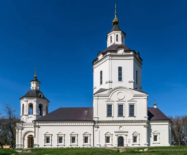 Mavi gökyüzü beyaz duvarlı antik kilise