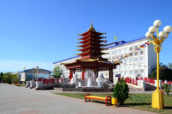 Pagoda çeşmeler parlak güneşli bir günde ile yedi gün yakınındaki merkezi kare