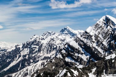 Güzel bir güneşli gün, kış karlı dağlar. 