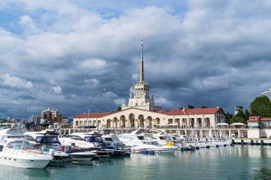 Sochi Rusya Mayıs 2018. Soçi, Rusya'nın ticari liman. Yatlar ve Karadeniz üzerinde gemi. bulutlu gün