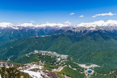Karla kaplı dağ zirveleri ile dağ Vadisi. Esto Sadok Rusya Soçi deniz seviyesinden yüksekliği 2320