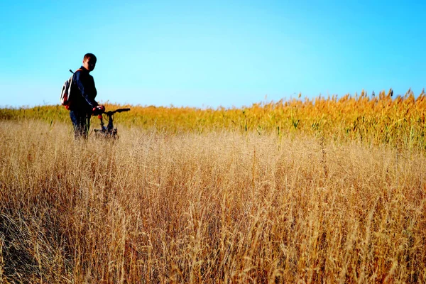 Mann Läuft Mit Fahrrad Durch Feld Mit Dichtem Gras — Stockfoto