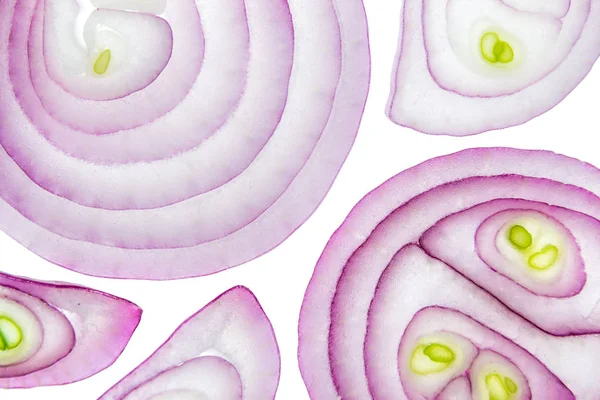 Beyaz arka plan üstten görünüm makro üzerinde kırmızı soğan dilimlenmiş
