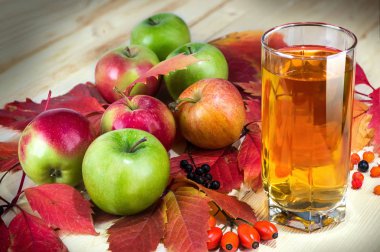 meyve suyu, Olgun elma eski ahşap masa üzerinde. taze meyve garden.selective odak. kopya alan arka plan