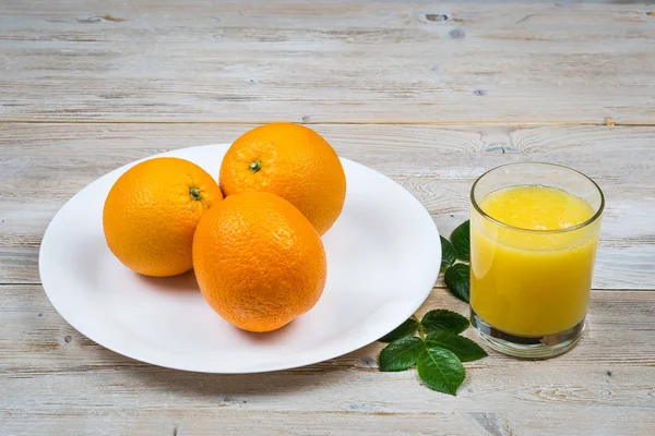 Fresh Oranges White Plate Rustic Wooden Table Glass Juice Close — Stock Photo, Image