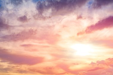 Renkli bulutlu gökyüzü günbatımı. Gradyan Rengi