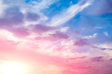 Renkli bulutlu gökyüzü günbatımı. Gradyan Rengi