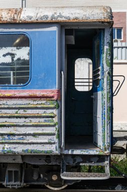 Eski paslı Demiryolu vagonu açık bir kapı ile.