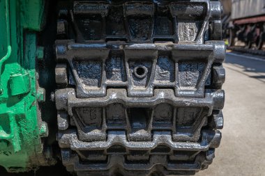 Askeri tank veya Ekskavatör Caterpillar. Yakın çekim fotoğraf