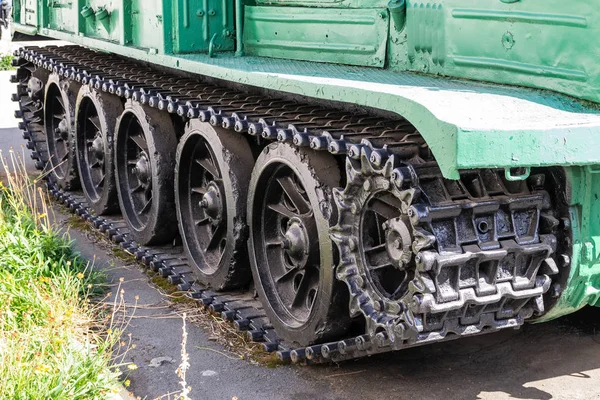 Askeri tank veya Ekskavatör Caterpillar. Yakın çekim fotoğraf