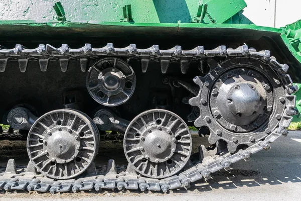Askeri tank veya Ekskavatör Caterpillar. Yakın çekim fotoğraf