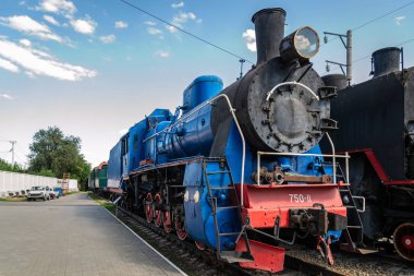Eski bir tren istasyonu platformu lokomotif Buhar. Retro Tren.