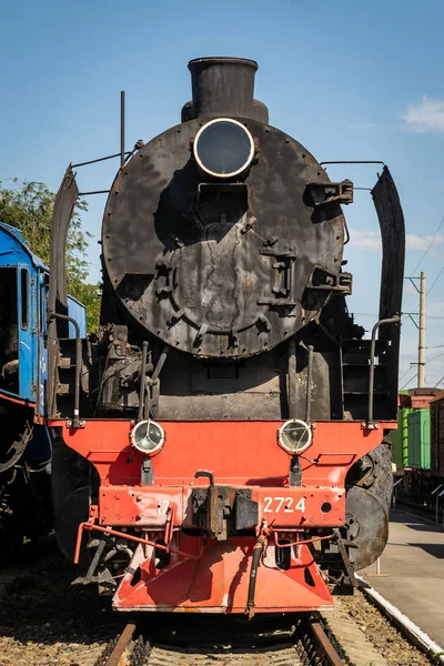 Eski bir tren istasyonu platformu lokomotif Buhar. Retro Tren.