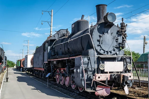 Eski bir tren istasyonu platformu lokomotif Buhar. Retro Tren.