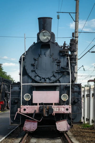 Oude Stoomlocomotief Naast Een Railway Station Platform Retro Trein — Stockfoto