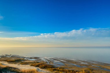 Güzel kum erozyon huzurlu sahilde. Bir güzel Azak Denizi Rusya.