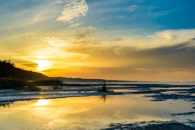 Deniz ve bulutlar ve gün batımında güneş ışığı ile mavi gökyüzü güzel Genişlik. Rusya Azak Denizi.