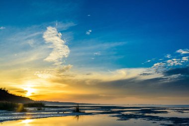 Deniz ve bulutlar ve gün batımında güneş ışığı ile mavi gökyüzü güzel Genişlik. Rusya Azak Denizi.