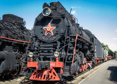 Eski bir tren istasyonu platformu lokomotif Buhar. Retro Tren.