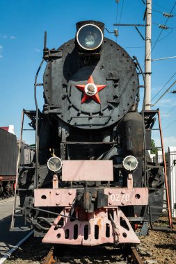 Eski bir tren istasyonu platformu lokomotif Buhar. Retro Tren.