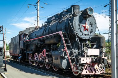 Eski bir tren istasyonu platformu lokomotif Buhar. Retro Tren.