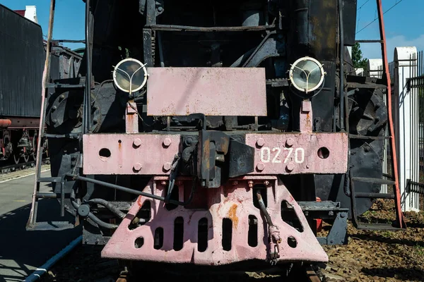 Régi Gőzmozdony Mellett Egy Vasúti Állomás Peronján Retro Vonat — Stock Fotó