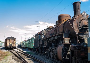 Eski paslı buharlı lokomotif tren istasyonu platformu yanında. Retro Tren.