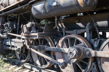 Eski paslı tekerlekler buharlı lokomotif ve sürücü unsurları