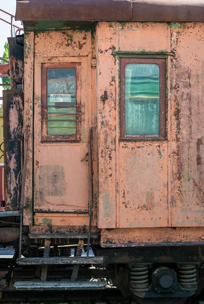 Oude Roestige Passagier Spoorwagon Met Verf Peeling — Stockfoto