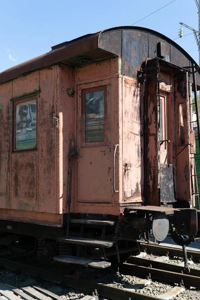 Old Rusty Passenger Railway Wagon Peeling Paint — Stock Photo, Image