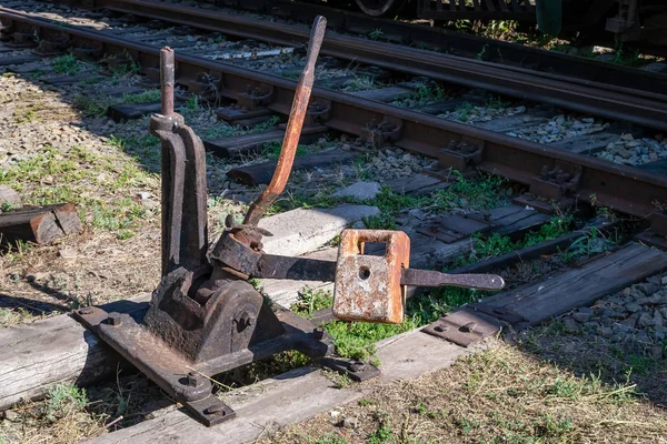 Der Mechanismus Des Umschaltens Der Pfeile Auf Der Eisenbahn — Stockfoto