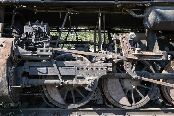 蒸汽机车的旧生锈的车轮和驱动的元素 — 图库照片
