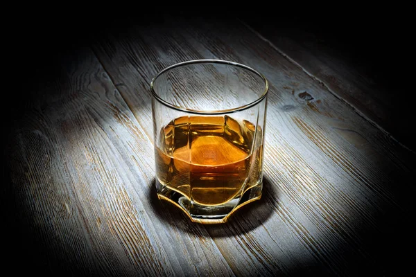 Verre Whisky Sur Une Table Vintage Bois Sur Fond Noir — Photo