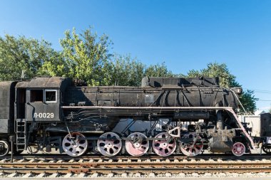 Eski paslı buharlı lokomotif tren istasyonu platformu yanında. Retro Tren.