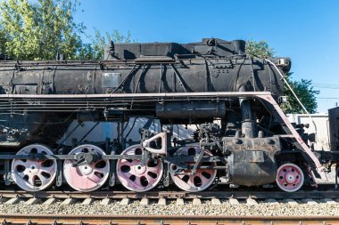 Eski paslı buharlı lokomotif tren istasyonu platformu yanında. Retro Tren.