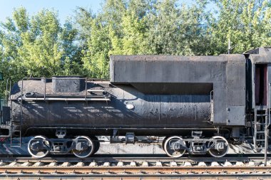Eski paslı buharlı lokomotif tren istasyonu platformu yanında. Retro Tren.