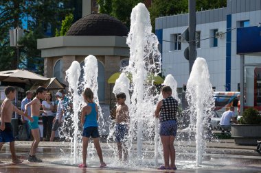 Bir Rostov on don, Rusya Federasyonu, 21 Temmuz 2018. Çocuk fıskiyede oynamak bir sıcak yaz gününde
