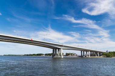 Rostov-on-Don, Don Nehri'nin üzerinde Voroshilovsky yol köprü. Açık güneşli yaz gün.