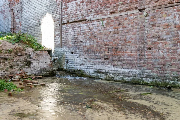 Eski bir tuğla bina kalıntıları su ile sular altında.