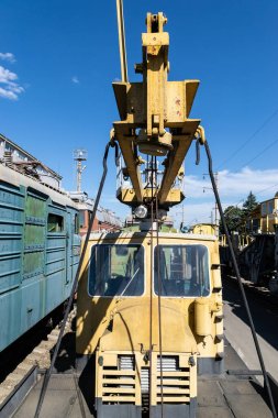 Eski paslı buharlı lokomotif tren istasyonu platformu yanında. Retro Tren.