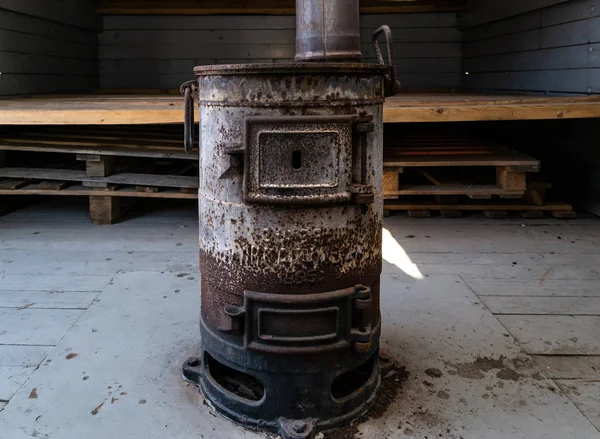 Starý Rezavý Uhelný Vařič Pro Vytápění Železničních Automobilů — Stock fotografie
