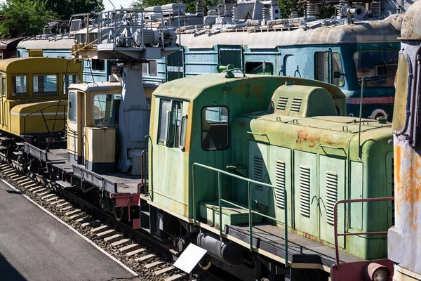 Старый Ржавый Паровоз Рядом Железнодорожной Платформой Ретро Поезд — стоковое фото