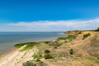 Güneşli bir gün manzara deniz okyanus mavi gökyüzü kum plaj. yaz tatil konsepti