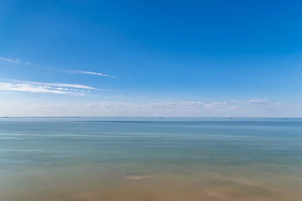 Cloudy Blue Sky Leaving Horizon Blue Surface Sea — Stock Photo, Image